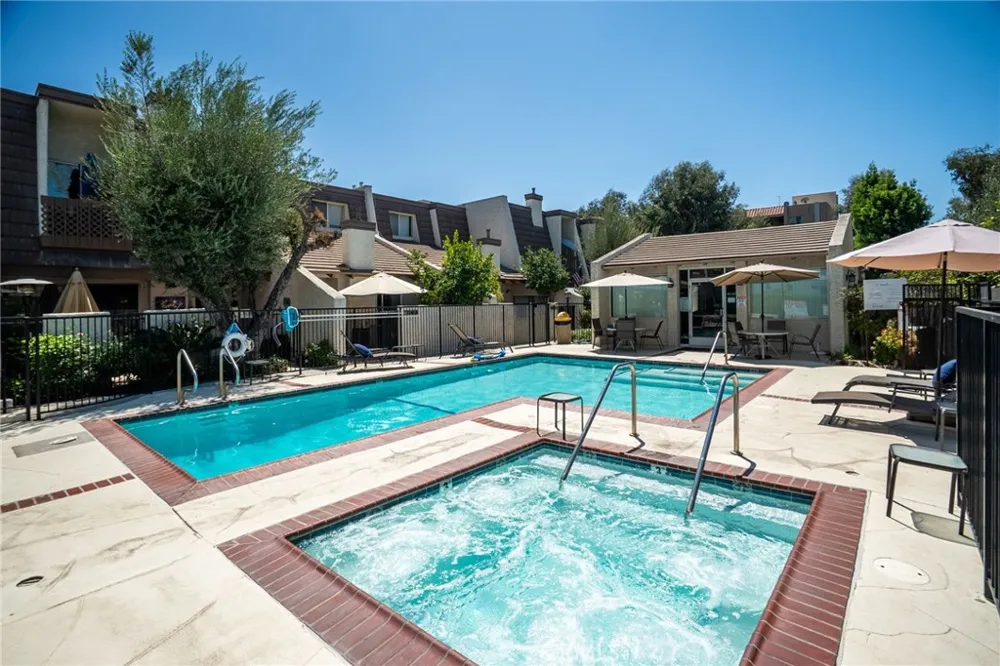 18360 Collins #L Tarzana, CA 91356