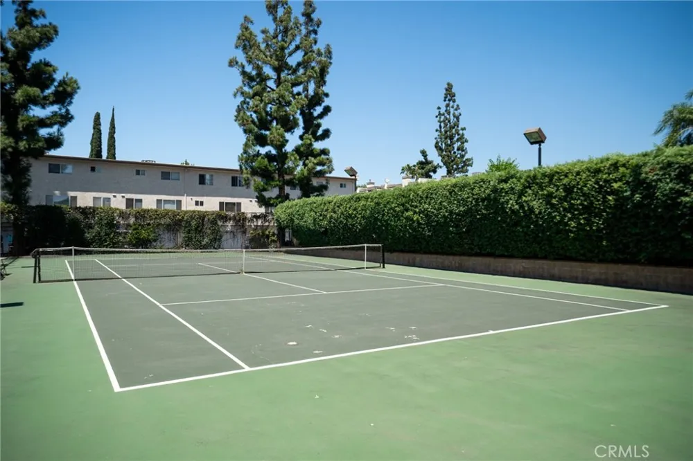 18360 Collins #L Tarzana, CA 91356