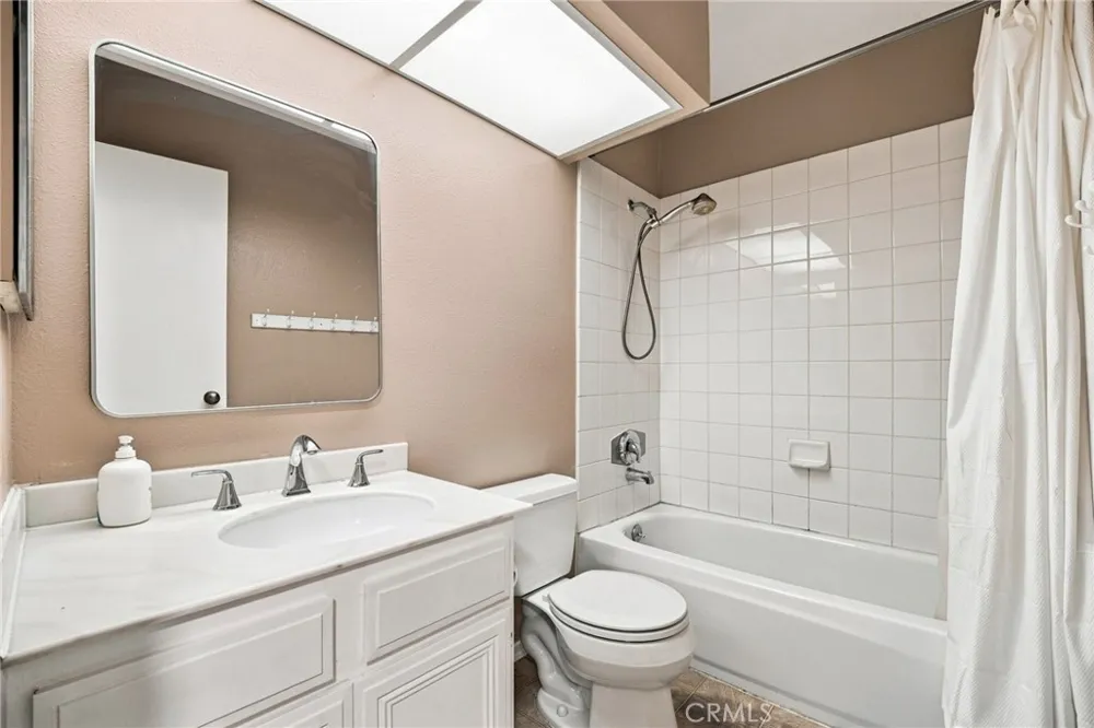 18360 Collins #L Tarzana, CA 91356