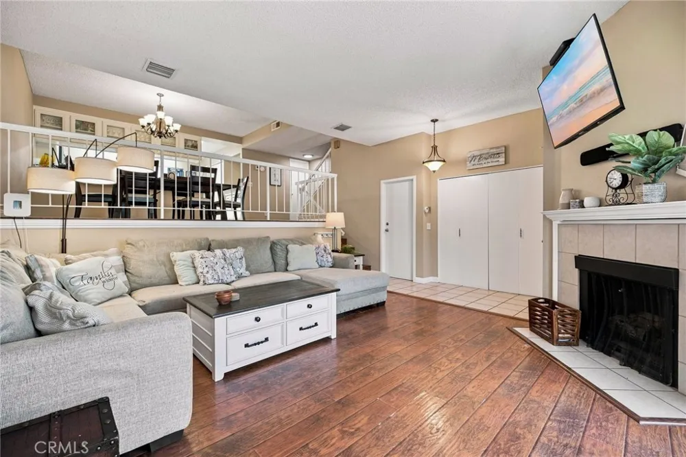 18360 Collins #L Tarzana, CA 91356