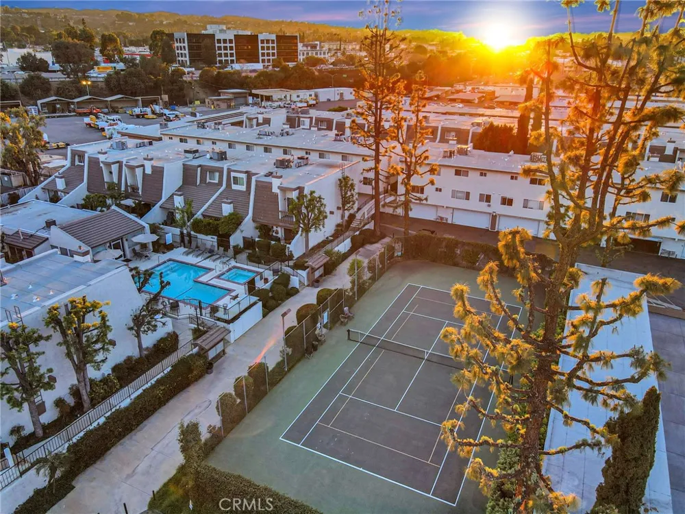 18360 Collins #L Tarzana, CA 91356