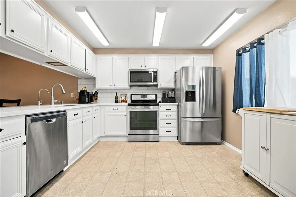 18360 Collins #L Tarzana, CA 91356