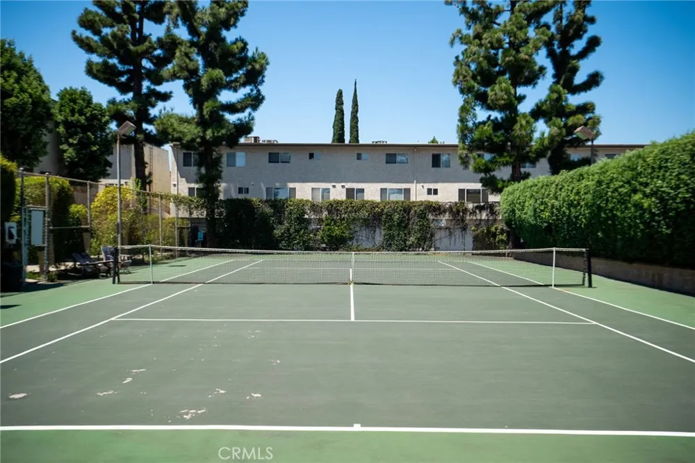 18360 Collins #L Tarzana, CA 91356