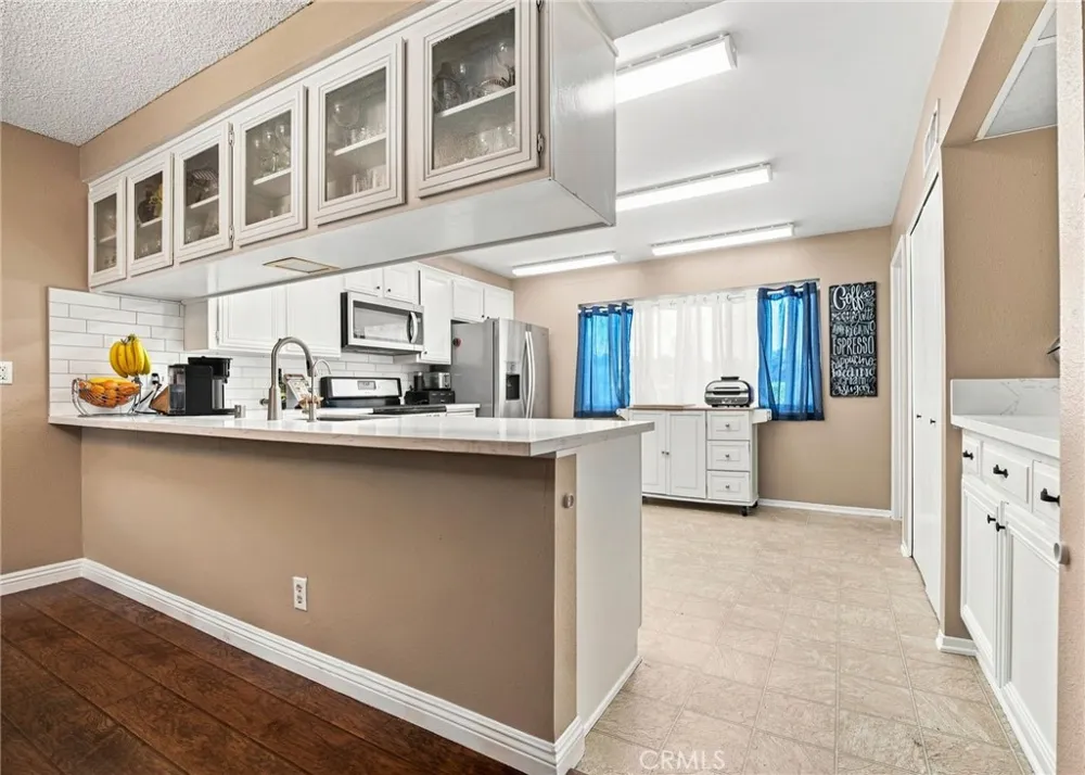 18360 Collins #L Tarzana, CA 91356