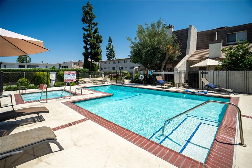 18360 Collins #L Tarzana, CA 91356