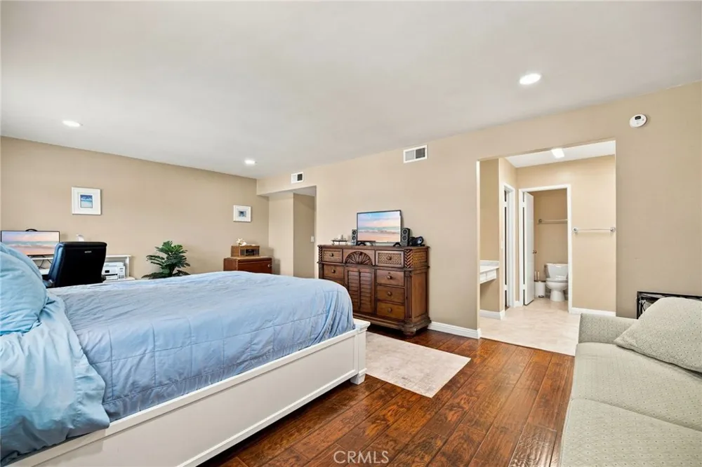 18360 Collins #L Tarzana, CA 91356