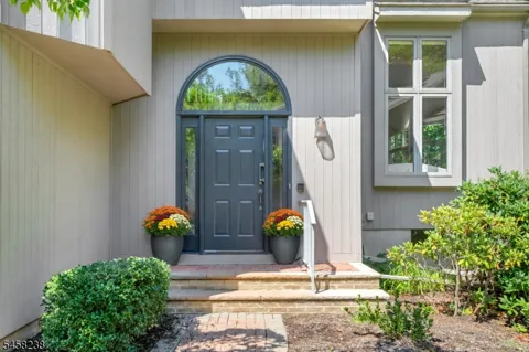 36 Robinhood Dr