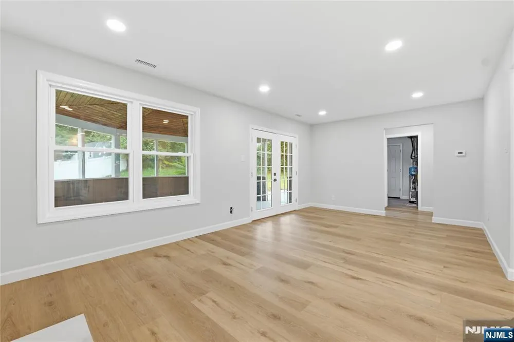14 Saddle Drive Mount Laurel, NJ 08054