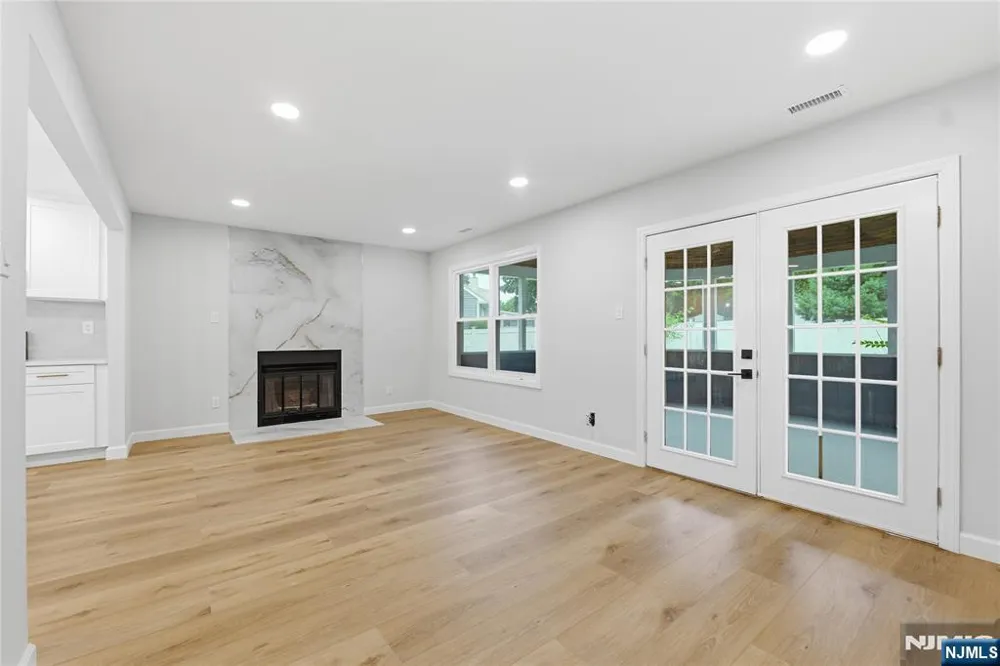 14 Saddle Drive Mount Laurel, NJ 08054