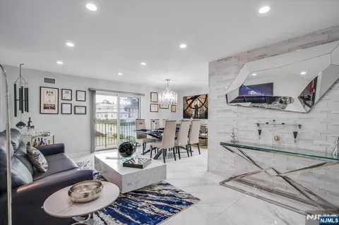 825 Riverside B202