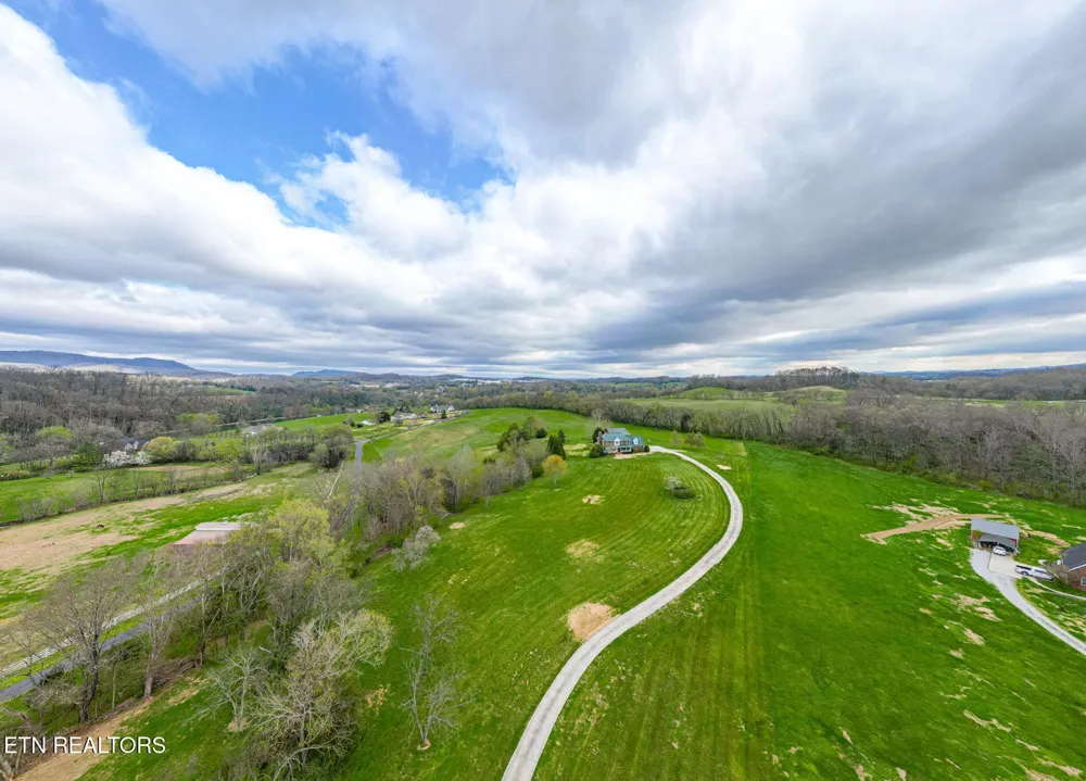 8660 Shackleford Lane Strawberry Plains, TN 37871