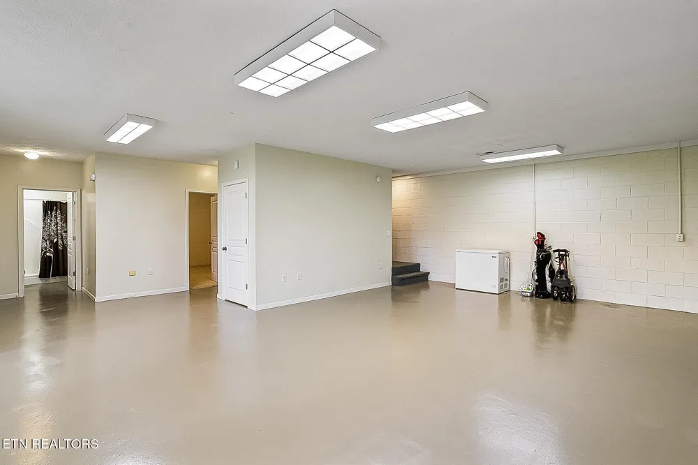 8660 Shackleford Lane Strawberry Plains, TN 37871