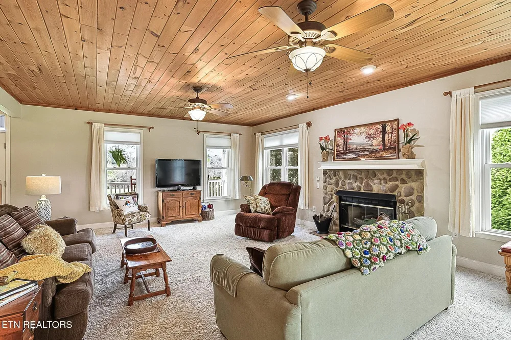 8660 Shackleford Lane Strawberry Plains, TN 37871