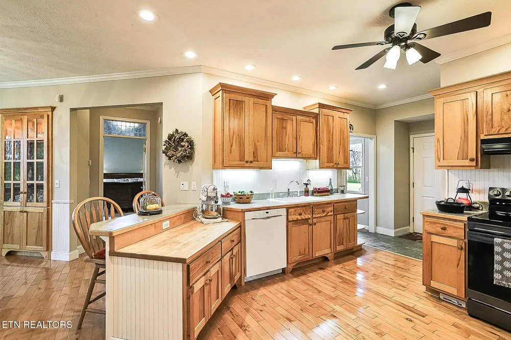 8660 Shackleford Lane Strawberry Plains, TN 37871