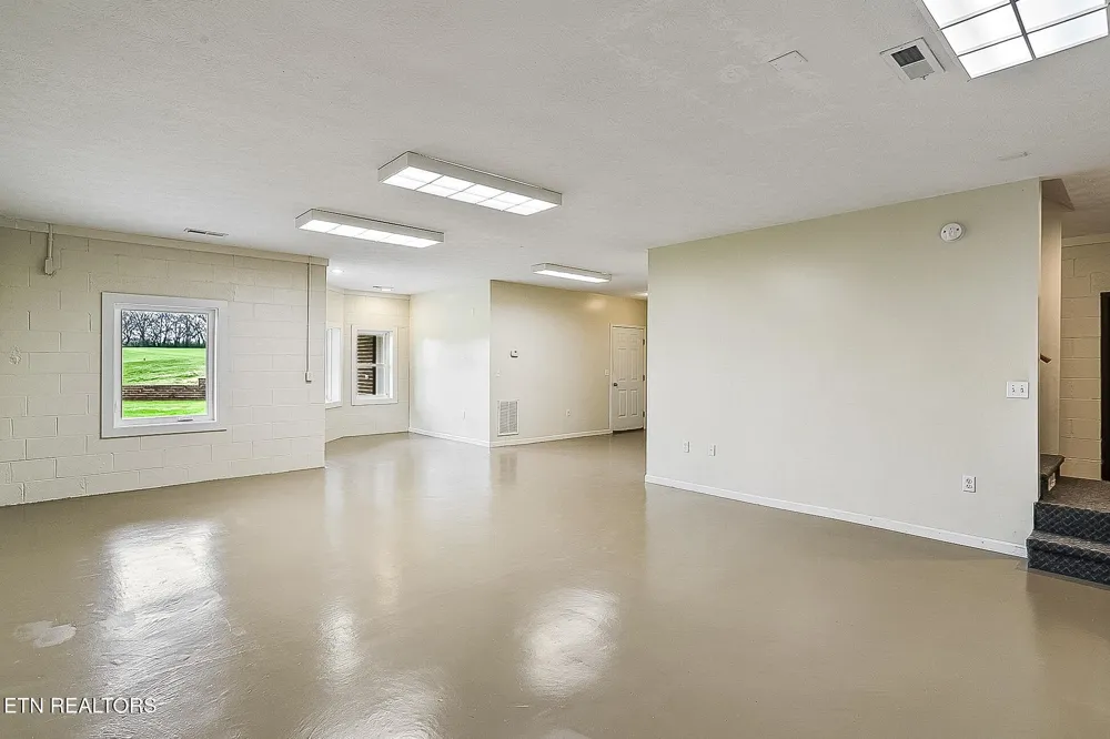 8660 Shackleford Lane Strawberry Plains, TN 37871