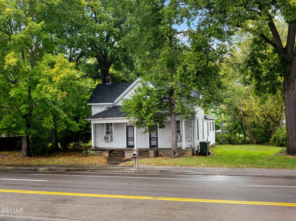 226 E Main Street Sevierville, TN 37862