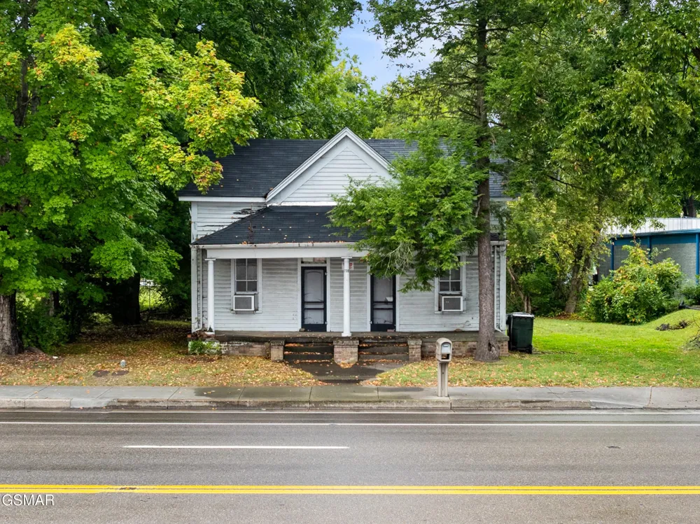 226 E Main Street Sevierville, TN 37862