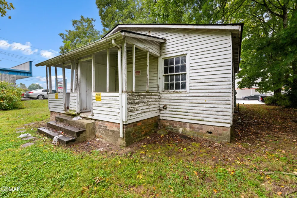 226 E Main Street Sevierville, TN 37862