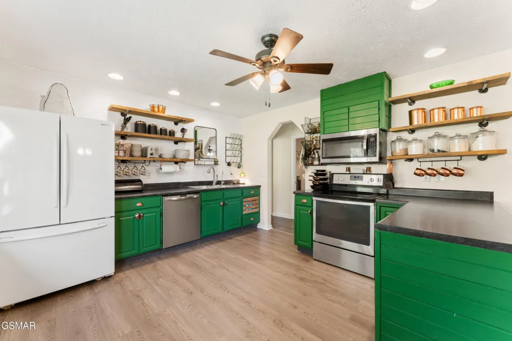 1301 Snappwood Drive Sevierville, TN 37862