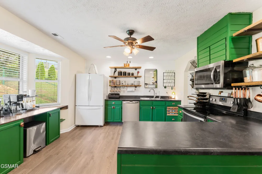 1301 Snappwood Drive Sevierville, TN 37862