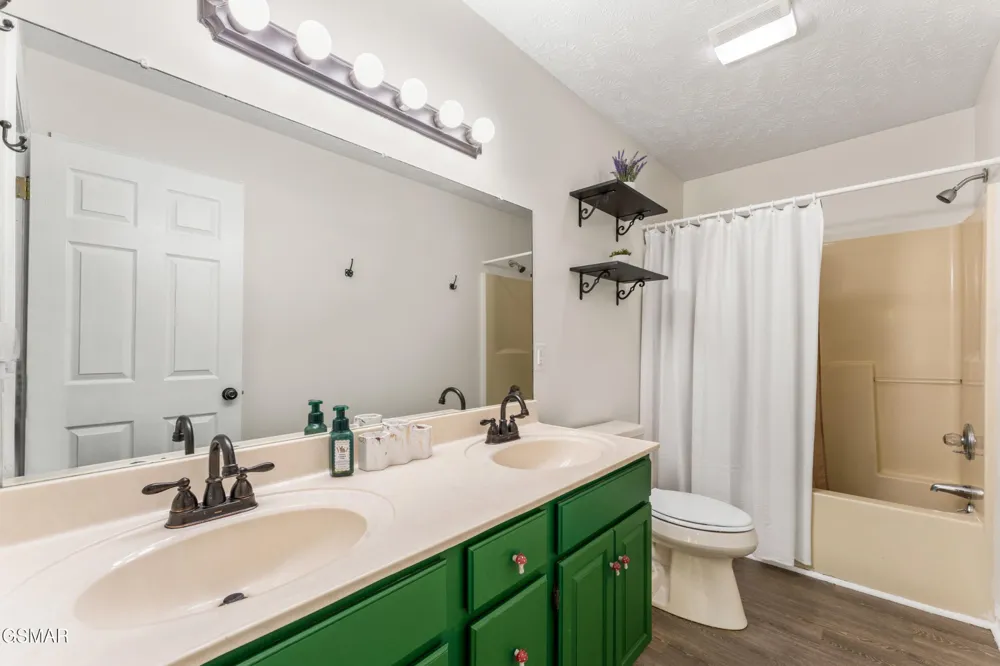 1301 Snappwood Drive Sevierville, TN 37862