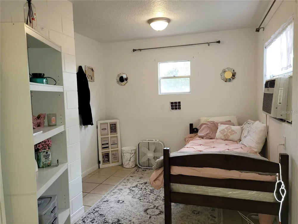 906 E WISCONSIN AVENUE Deland, FL 32724