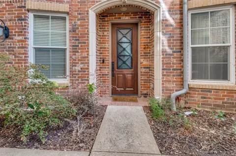 3200 Ross Avenue #27