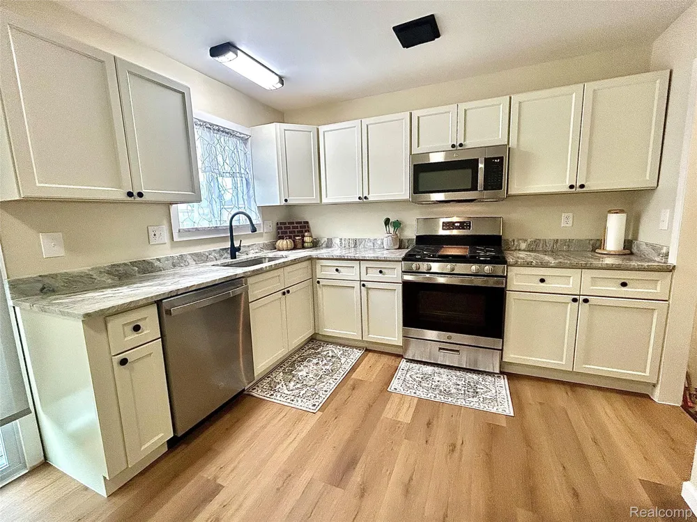 15460 Collins Street Romulus City, MI 48174