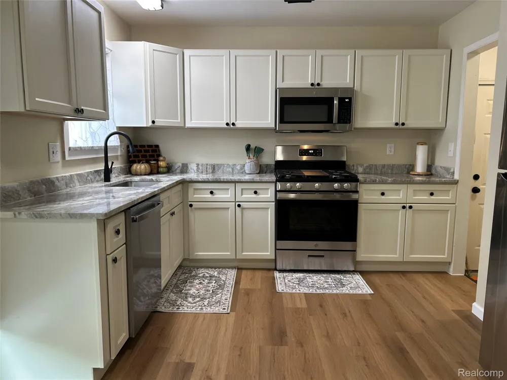 15460 Collins Street Romulus City, MI 48174
