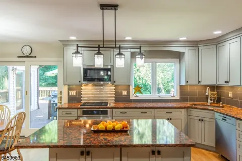 10 Weiss Dr