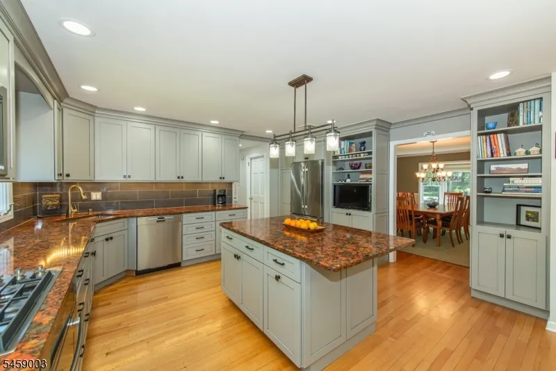 10 Weiss Dr Montville, NJ 07082