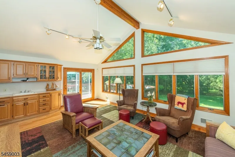 10 Weiss Dr Montville, NJ 07082