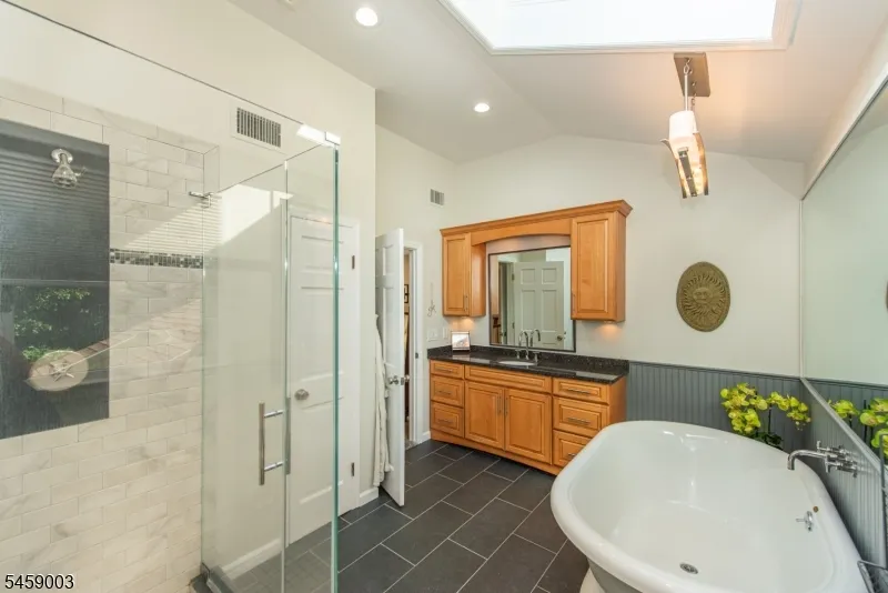 10 Weiss Dr Montville, NJ 07082
