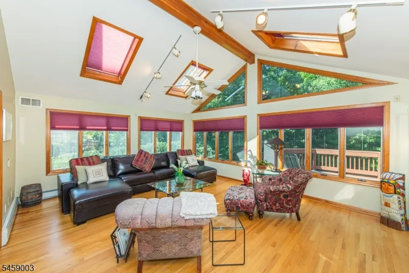 10 Weiss Dr Montville, NJ 07082