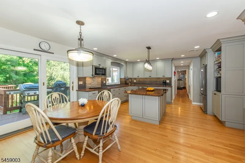 10 Weiss Dr Montville, NJ 07082