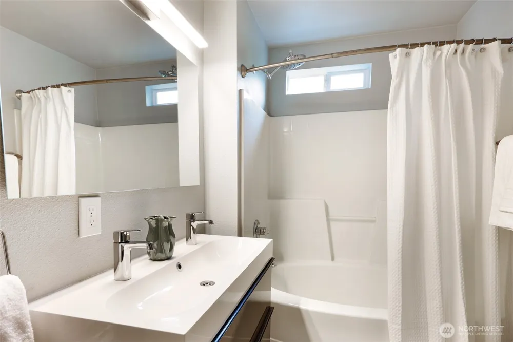 12025 56th Place S Seattle, WA 98178