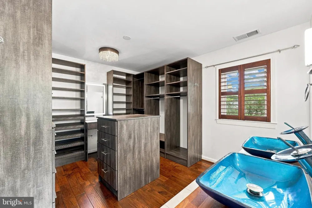 2001 6TH STREET S Arlington, VA 22204