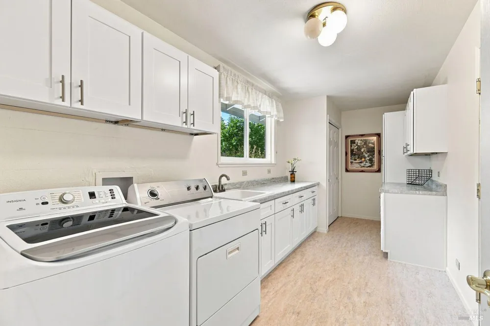 321 Mockingbird Circle Santa Rosa, CA 95409