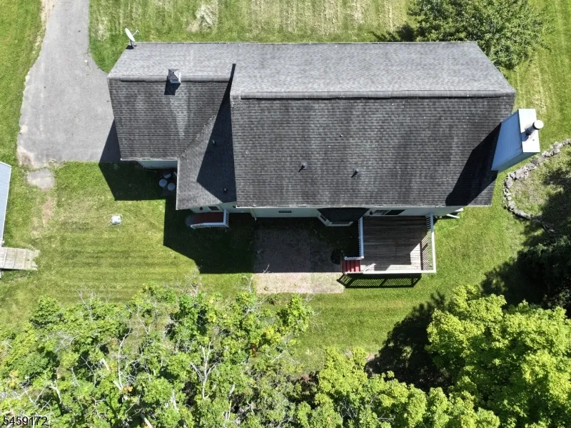 31 Summit Rd Green, NJ 07821