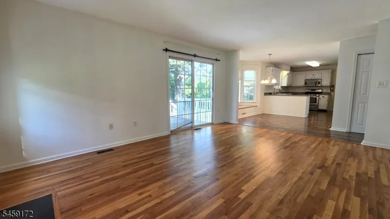 31 Summit Rd Green, NJ 07821