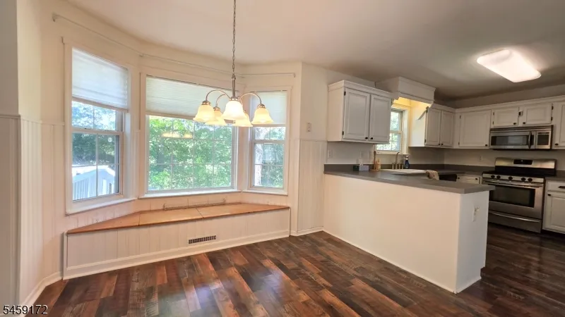 31 Summit Rd Green, NJ 07821