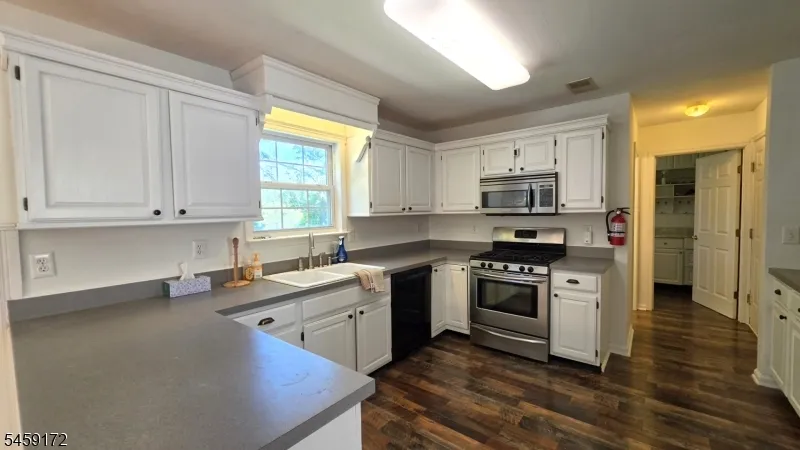 31 Summit Rd Green, NJ 07821