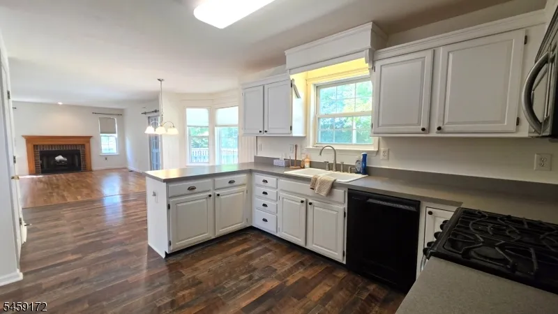 31 Summit Rd Green, NJ 07821