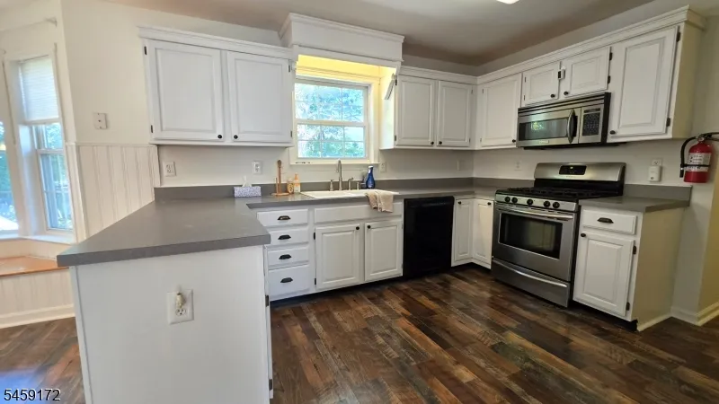 31 Summit Rd Green, NJ 07821