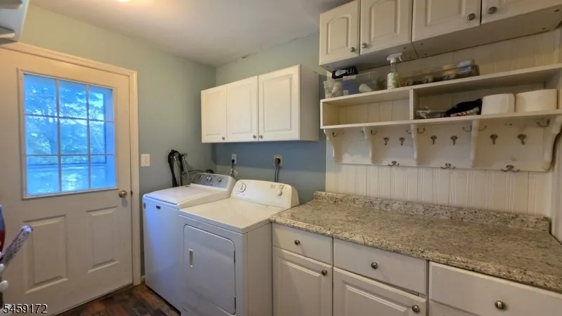 31 Summit Rd Green, NJ 07821