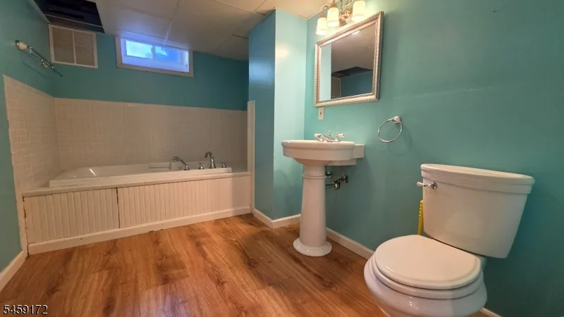 31 Summit Rd Green, NJ 07821