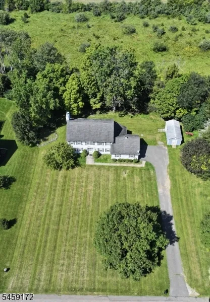 31 Summit Rd Green, NJ 07821