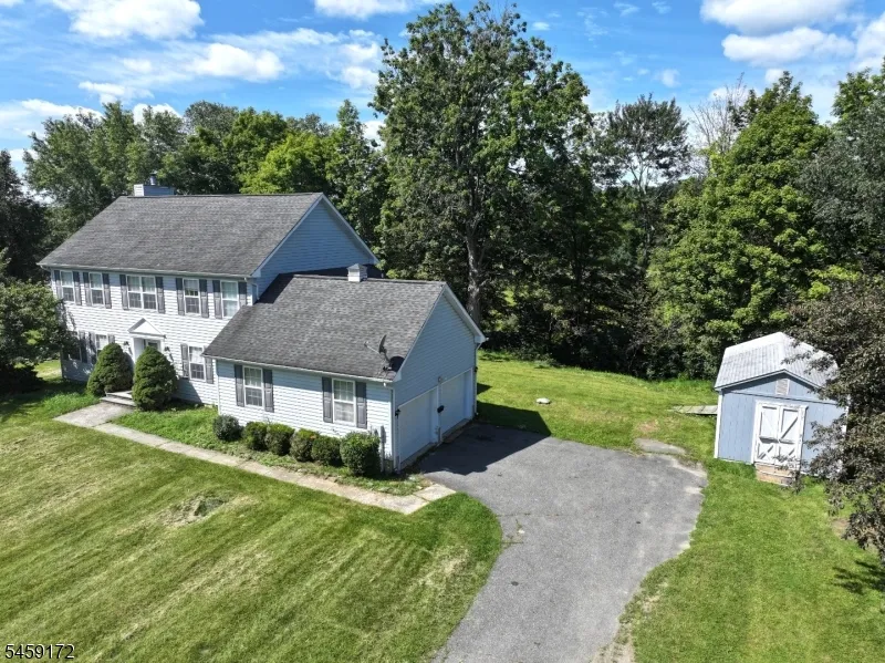 31 Summit Rd Green, NJ 07821