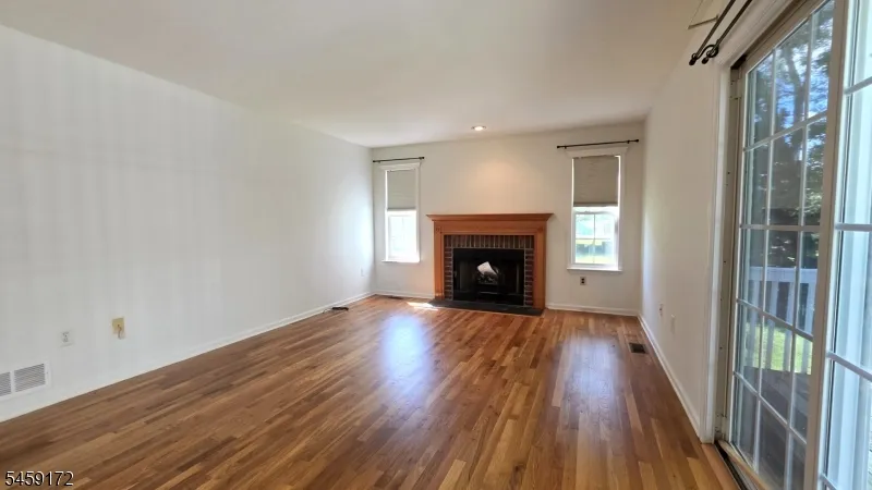 31 Summit Rd Green, NJ 07821