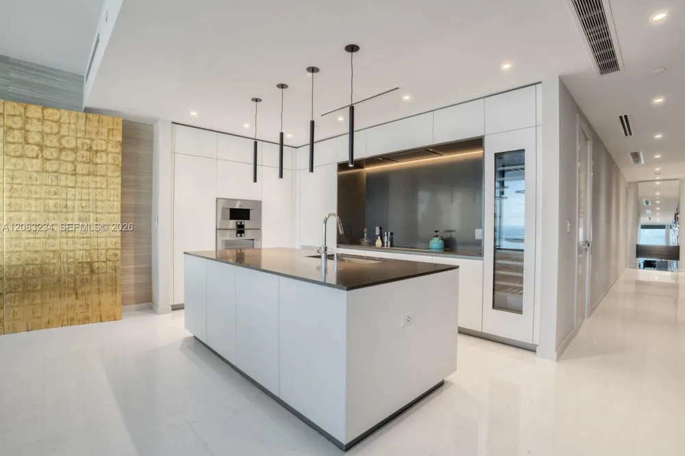 300 Biscayne Blvd Way #3302 Miami, FL 33131